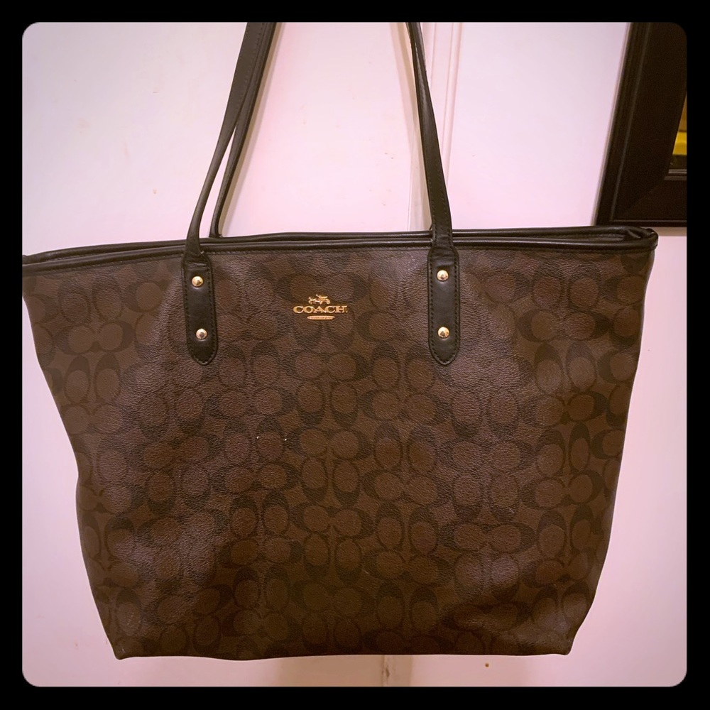 Amina’s Closet 💕 used authentic Large Coach Tote